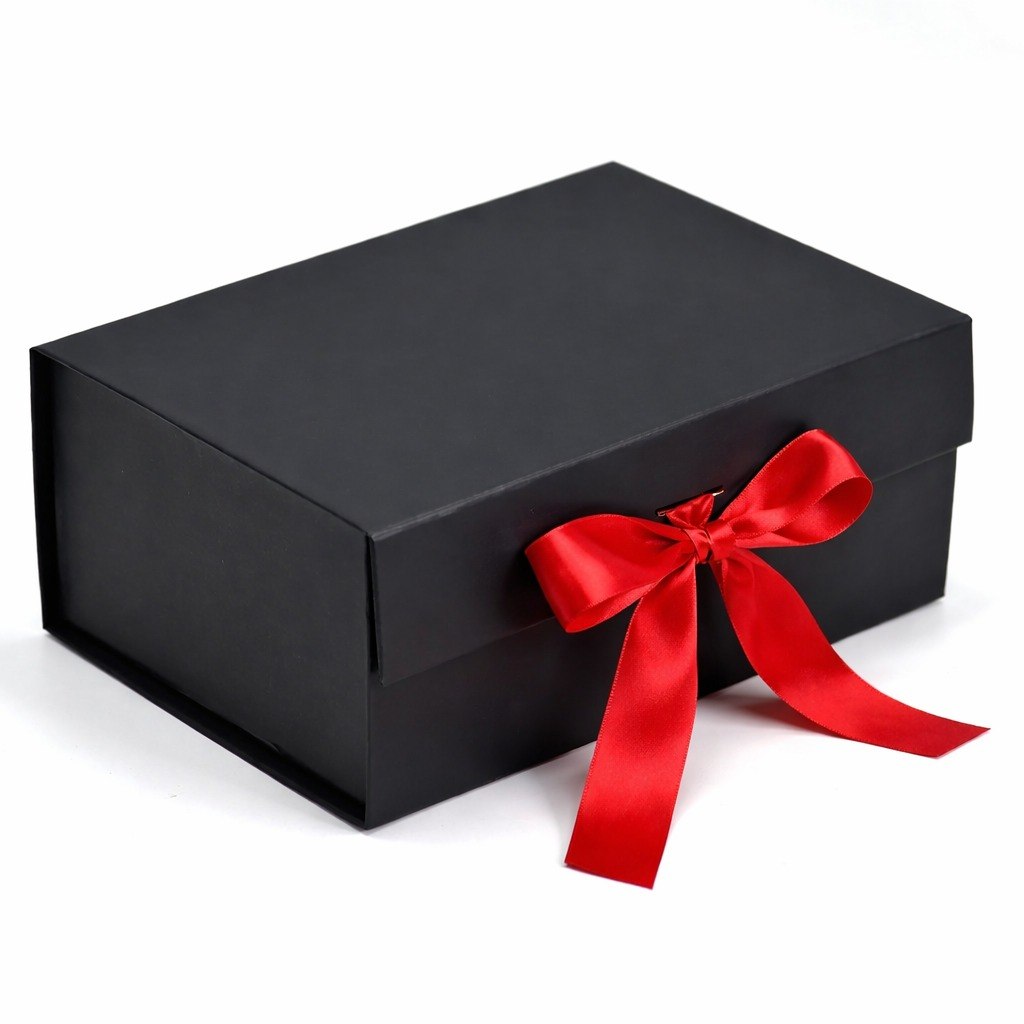 Crna ukrasna kutija sa crvenom mašnom za poklon